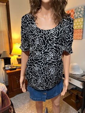Women's Black & White Floral Scoop Neck Top L